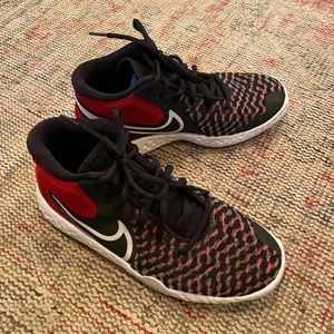Nike 5Y Black and Red Boys 5 Sneakers